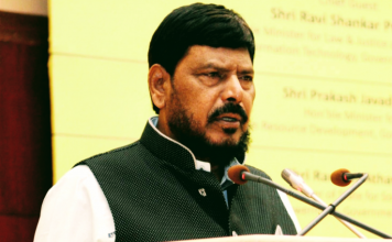 रामदास आठवले यांच्या सभेत गोंधळ, खुर्च्यांची तोडफोड.