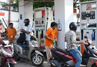 ब्रेकिंग न्यूज: इंधन दरवाढीचा भडका! देशभरात सलग चौथ्यांदा पेट्रोल-डिझेल महागले..
