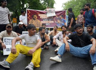 नीट’ पेपरफुटीविरोधात जंतर-मंतरवर आंदोलनाचा चौथा दिवस; शिक्षणमंत्र्यांना उपरोधिक टोला लगावत ‘डायपर दान’ मोहीम सुरू!