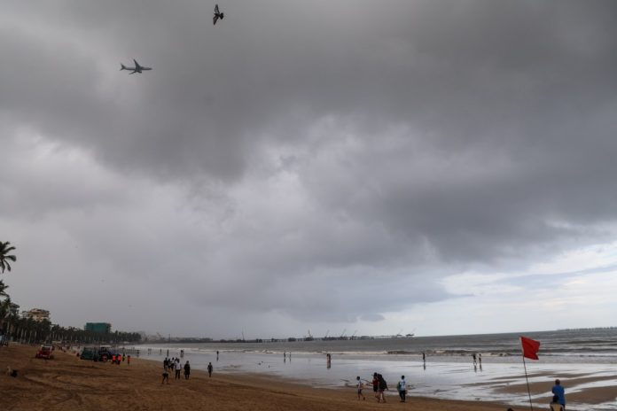 Ap21mumbai-juhu-early-morning-rain-sunday02