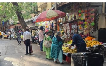 मुलुंड पूर्व येथील एल. टी. रोडवर अनधिकृत फेरीवाल्यांमुळे फूटपाथ गायब, BMC प्रशासन ढिम्म!